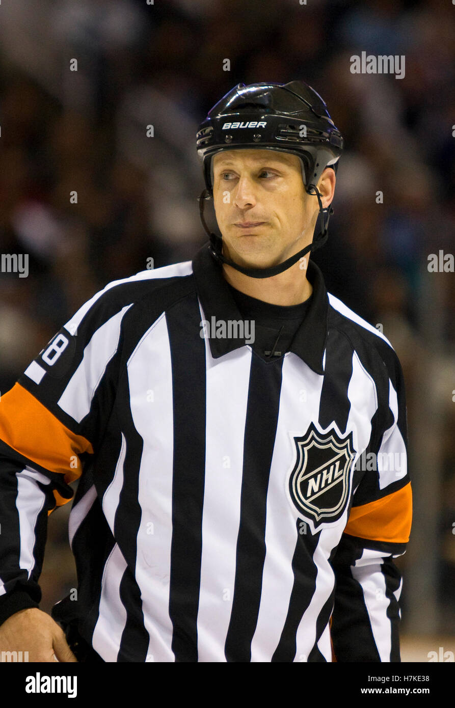 16 avril 2010, San Jose, CA, USA ; arbitre de la LNH Chris Lee durant la première période de jeu deux entre les Sharks de San Jose et de l'Avalanche du Colorado au premier tour des éliminatoires de la Coupe Stanley de 2010 chez HP Pavilion. San Jose a défait le Colorado 6-5. Banque D'Images