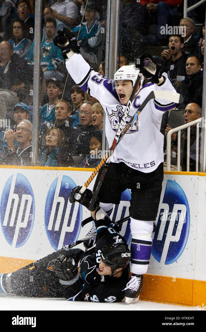 15 novembre, 2010 ; San Jose, CA, USA ; Los Angeles Kings aile droite Dustin Brown (23) célèbre sur les Sharks de San Jose Kent Huskins défenseur (40) après avoir aidé sur un but inscrit par l'aile droite Scott Parse (pas sur la photo) au cours de la première période chez HP Pavilion. San Jose de Los Angeles a battu 6-3. Banque D'Images