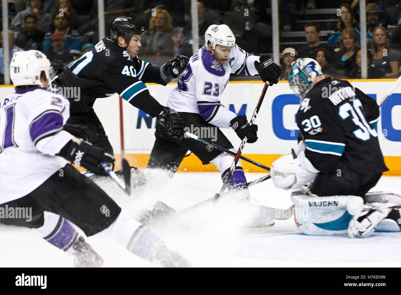 15 novembre 2010 ; San Jose, CA, États-Unis; L'aile droite des Los Angeles Kings Dustin Brown (23 ans) tire devant le gardien des Sharks de San Jose Antero Niittymaki (30 ans) et le défenseur Kent Huskins (40 ans) pendant la première période au HP Pavilion. Parse Scott de l'aile droite (gauche) marqué sur la déviation. Banque D'Images