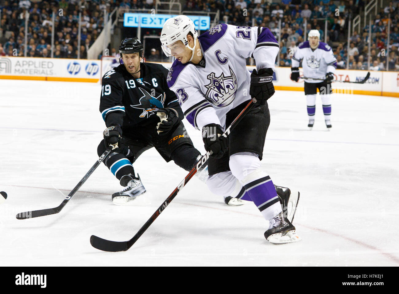 15 novembre, 2010 ; San Jose, CA, USA ; los angeles kings aile droite dustin brown (23) est défendu par les Sharks de San Jose, Joe Thornton centre (19) au cours de la deuxième période chez hp pavilion. Banque D'Images