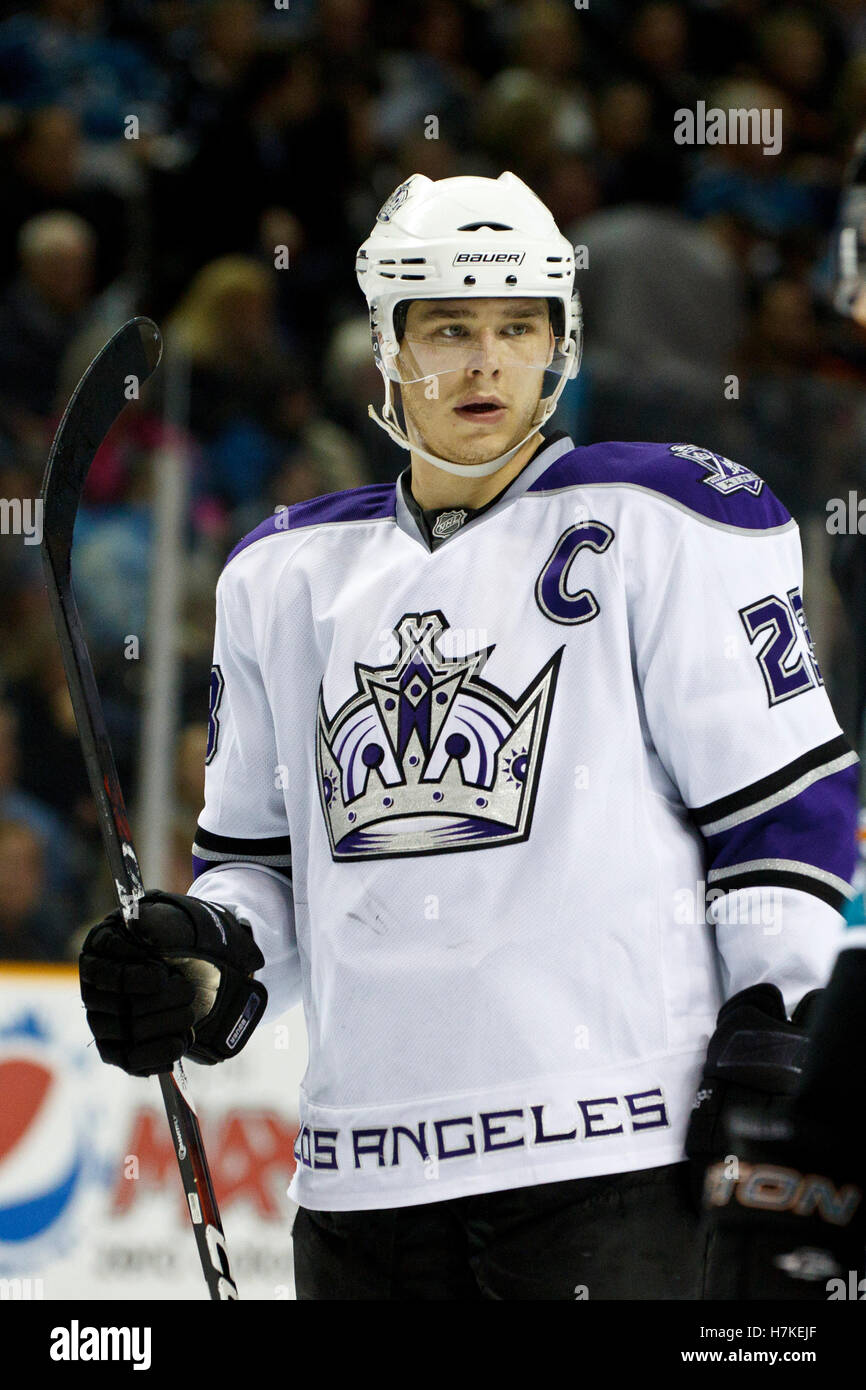 15 novembre, 2010 ; San Jose, CA, USA ; Los Angeles Kings aile droite Dustin Brown (23) avant un face à face contre les Sharks de San Jose au cours de la deuxième période chez HP Pavilion. San Jose de Los Angeles a battu 6-3. Banque D'Images