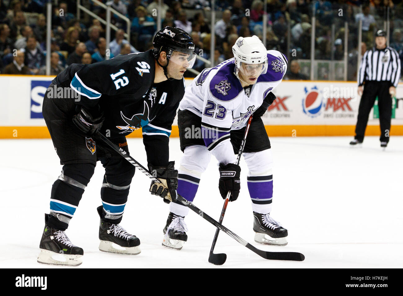15 novembre, 2010 ; San Jose, CA, USA ; San Jose Sharks patrick marleau centre (12) à côté de l'aile droite los angeles kings dustin brown (23) avant un face à face au cours de la deuxième période chez hp pavilion. san jose de los angeles défait 6-3. Banque D'Images