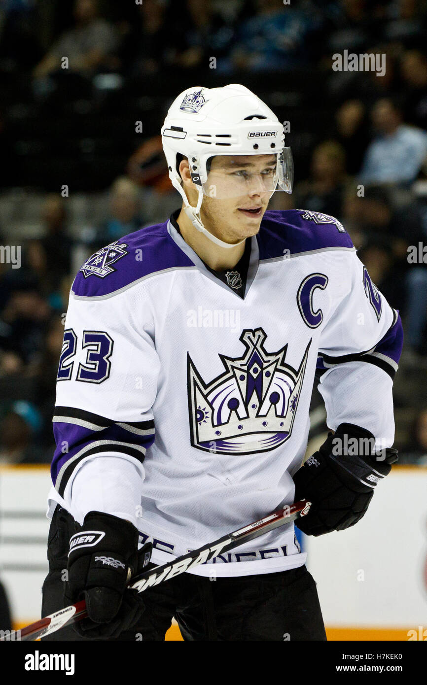 15 novembre 2010 ; San Jose, CA, États-Unis; L'aile droite des Los Angeles Kings Dustin Brown (23 ans) avant un affrontement contre les Sharks de San Jose lors de la troisième période au HP Pavilion. San Jose a battu Los Angeles 6-3. Banque D'Images