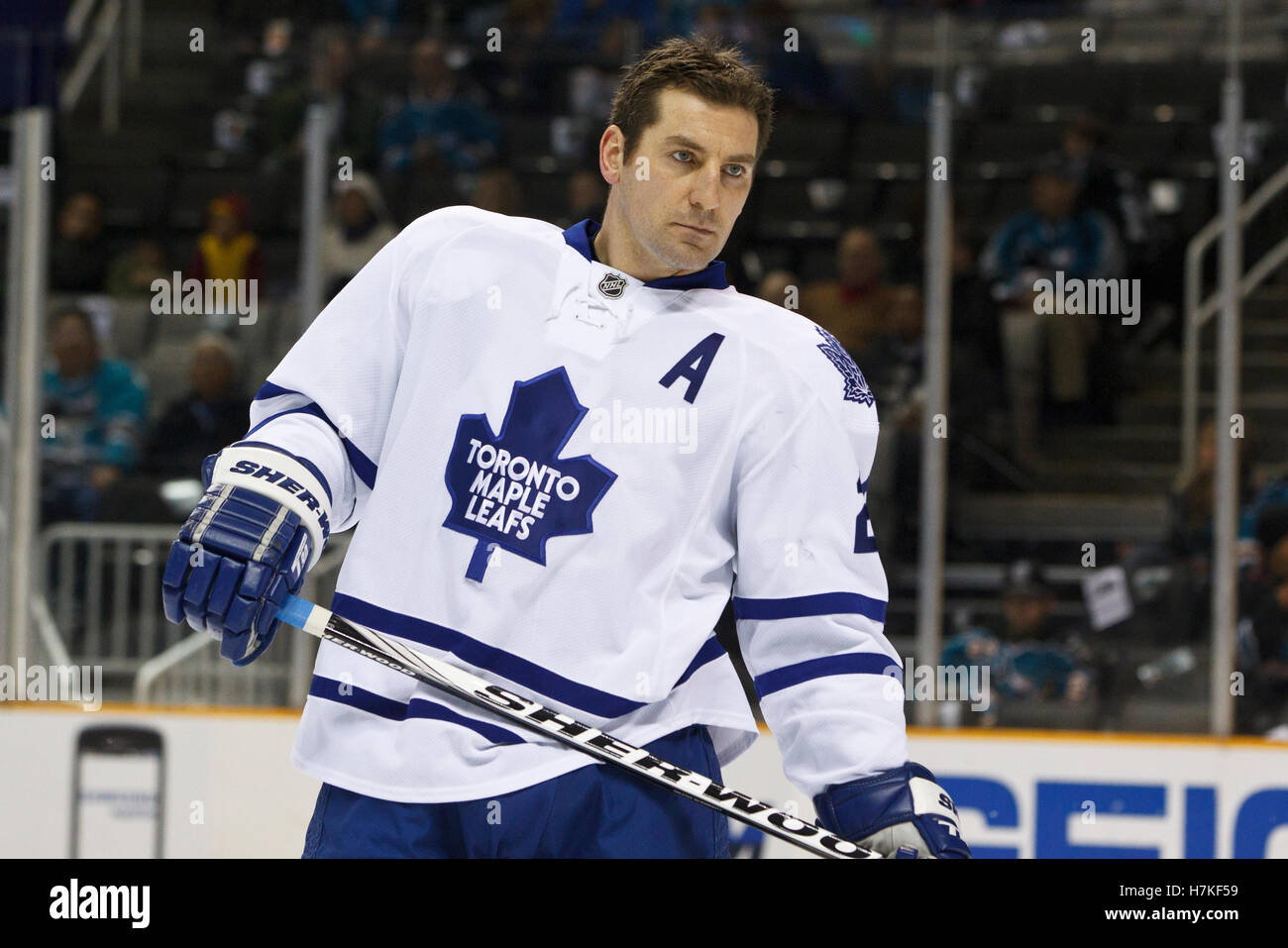 11 janvier 2011 ; San Jose, CA, États-Unis; le défenseur des Maple Leafs de Toronto, François Beauchemin (22 ans), se réchauffe avant le match contre les Sharks de San Jose au Pavillon HP. Banque D'Images