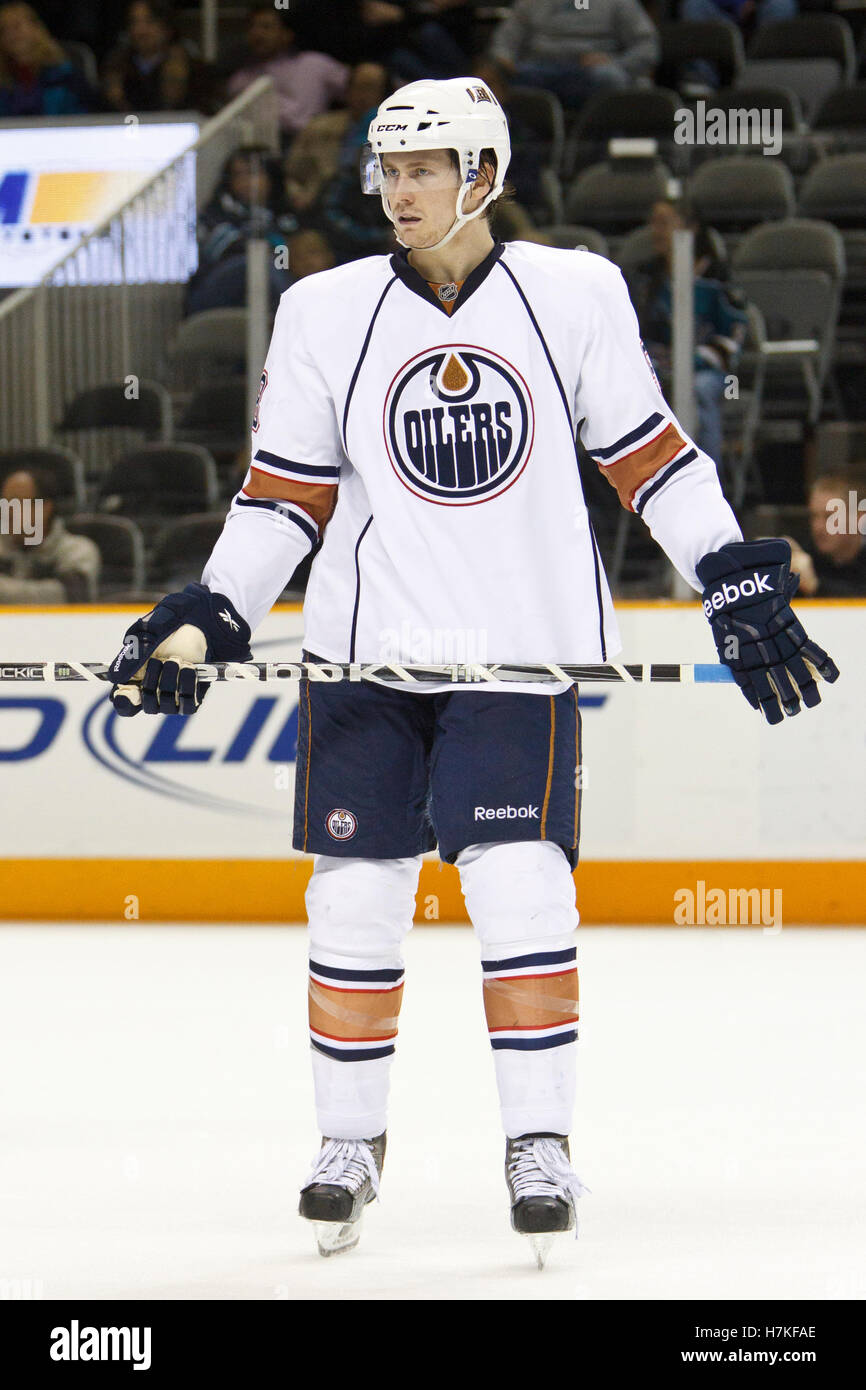 Le 13 janvier 2011, San Jose, CA, USA ; Edmonton Oilers le défenseur Jeff Petry (58) avant un face à face contre les Sharks de San Jose au cours de la troisième période chez HP Pavilion. Edmonton a défait 5-2 San Jose. Banque D'Images