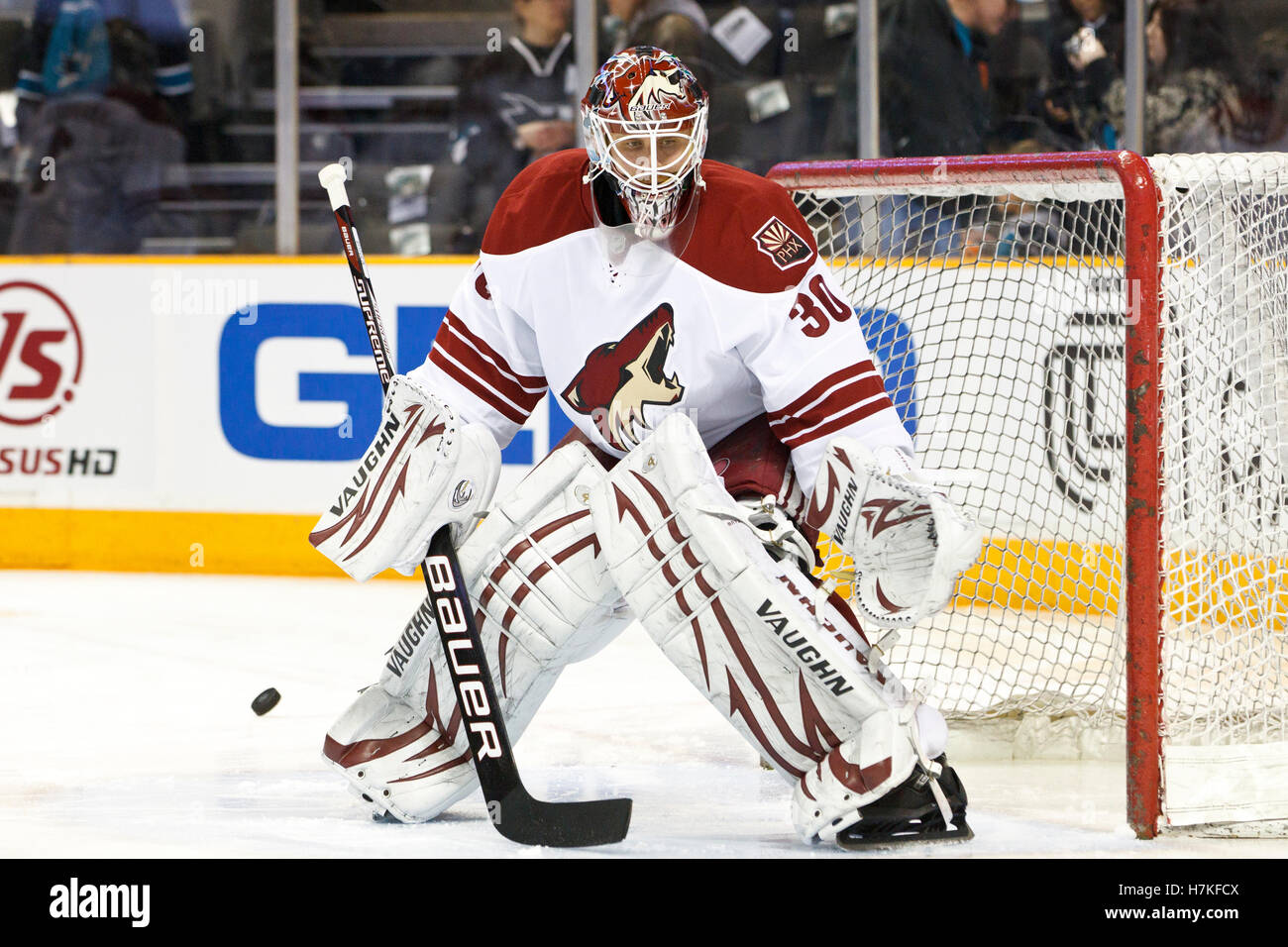 1 février, 2011 ; San Jose, CA, USA ; gardien Ilya Bryzgalov des Coyotes de Phoenix (30) se réchauffe avant le match contre les Sharks de San Jose chez HP Pavilion. Banque D'Images