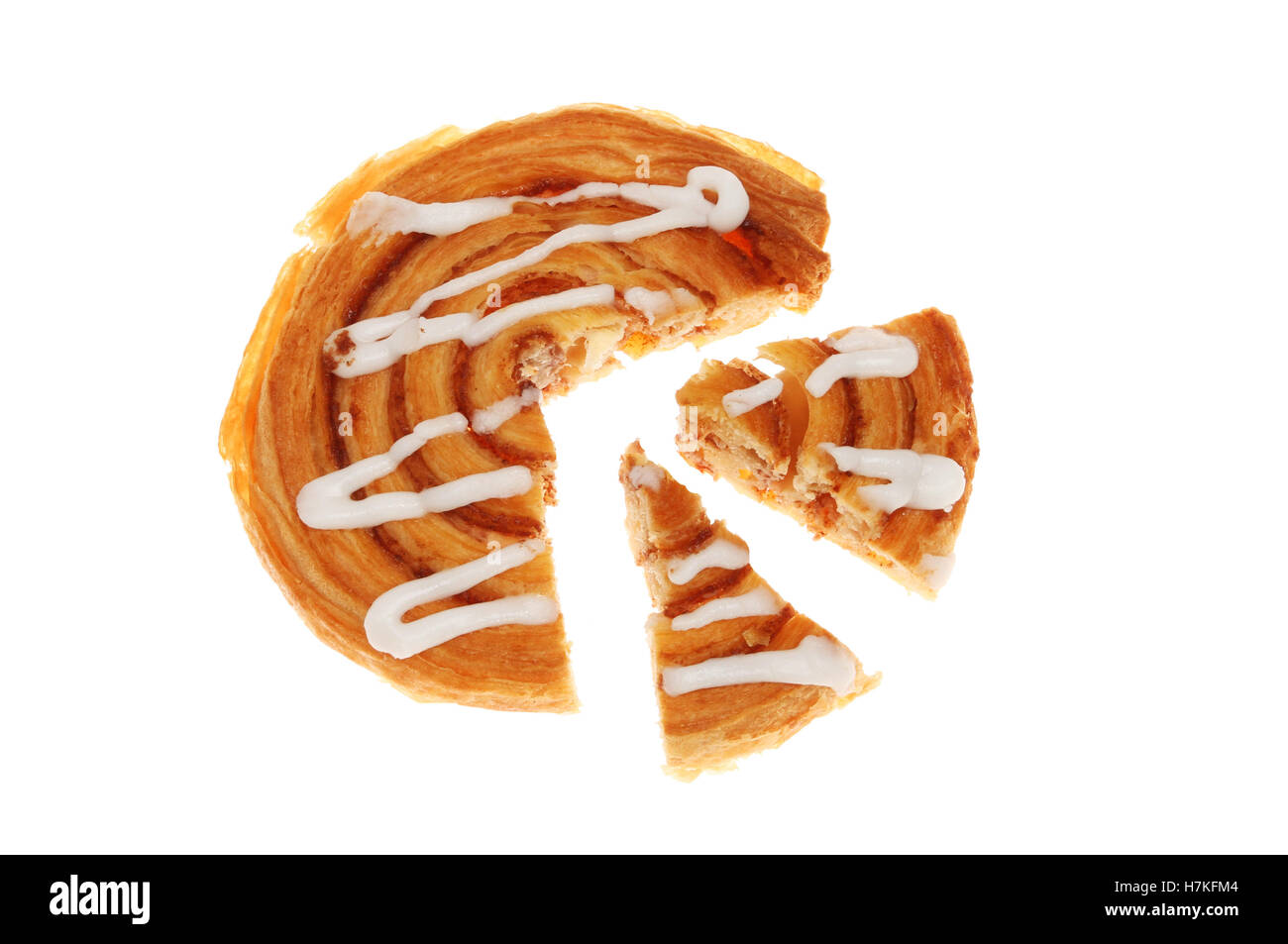 Tourbillon de cannelle pâtisserie danoise avec des tranches découpé comme un graphique en secteurs isolés contre white Banque D'Images