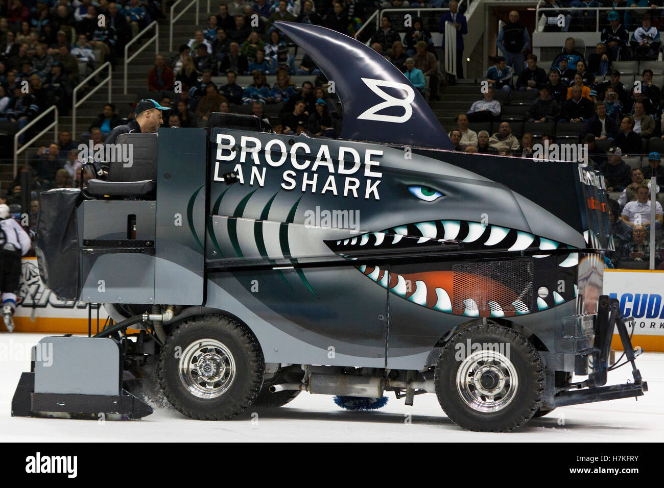 1 mars 2011, San Jose, CA, USA ; une nouvelle resurfaceuse refait surface la glace avant que les tirs entre les Sharks de San Jose et de l'Avalanche du Colorado chez HP Pavilion. San Jose a défait 2-1 Colorado dans shootouts. Banque D'Images