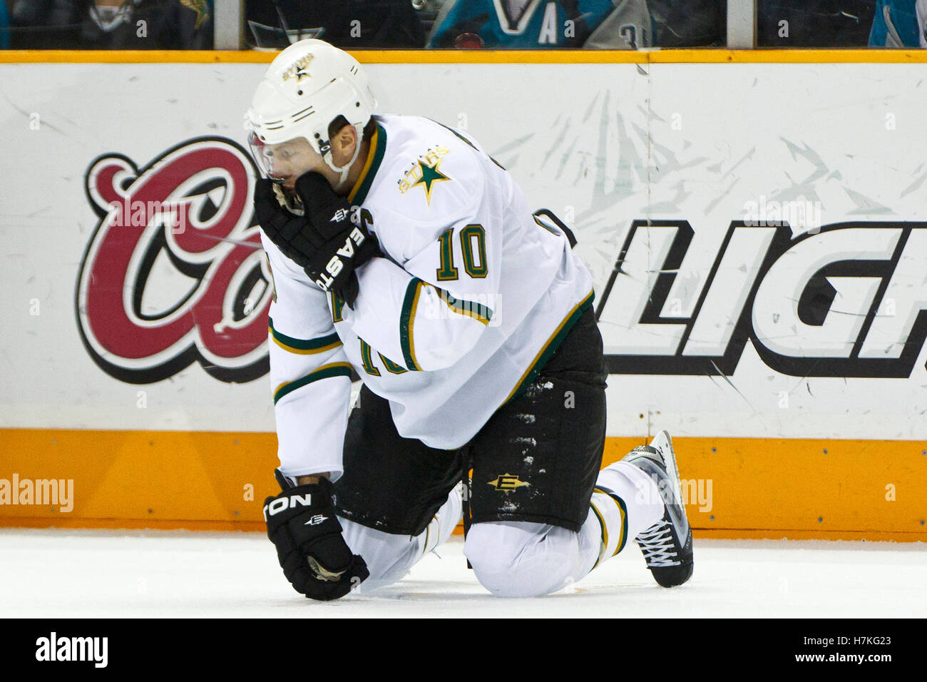 Le 5 mars 2011, San Jose, CA, USA ; l'aile gauche des Stars de Dallas Brenden Morrow (10) est frappé à la glace contre les Sharks de San Jose au cours de la première période chez HP Pavilion. Banque D'Images
