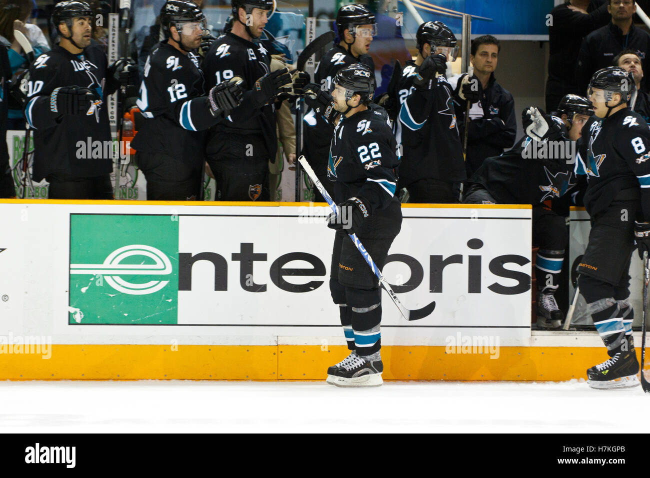 Le 31 mars 2011, San Jose, CA, USA ; San Jose Sharks le défenseur Dan Boyle (22) célèbre avec ses coéquipiers après avoir marqué un but contre les Stars de Dallas au cours de la première période chez HP Pavilion. Banque D'Images