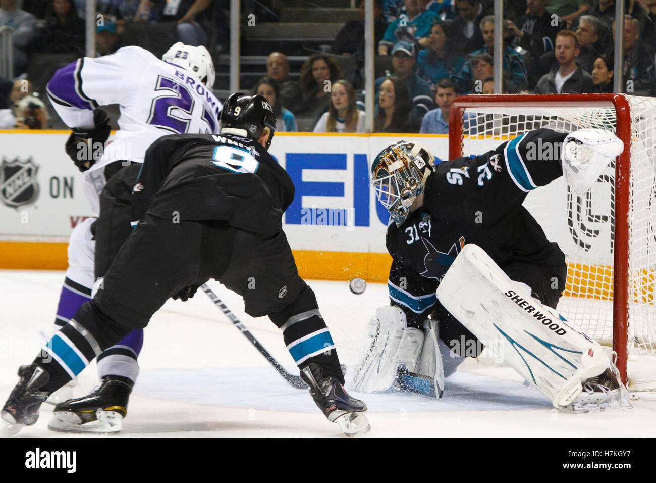 4 avril 2011 ; San Jose, CA, États-Unis; le gardien des Sharks de San Jose Antti Niemi (31 ans) sauve un tir de l'aile droite des Los Angeles Kings Dustin Brown (23 ans) lors de la deuxième période au HP Pavilion. San Jose a battu Los Angeles 6-1. Banque D'Images