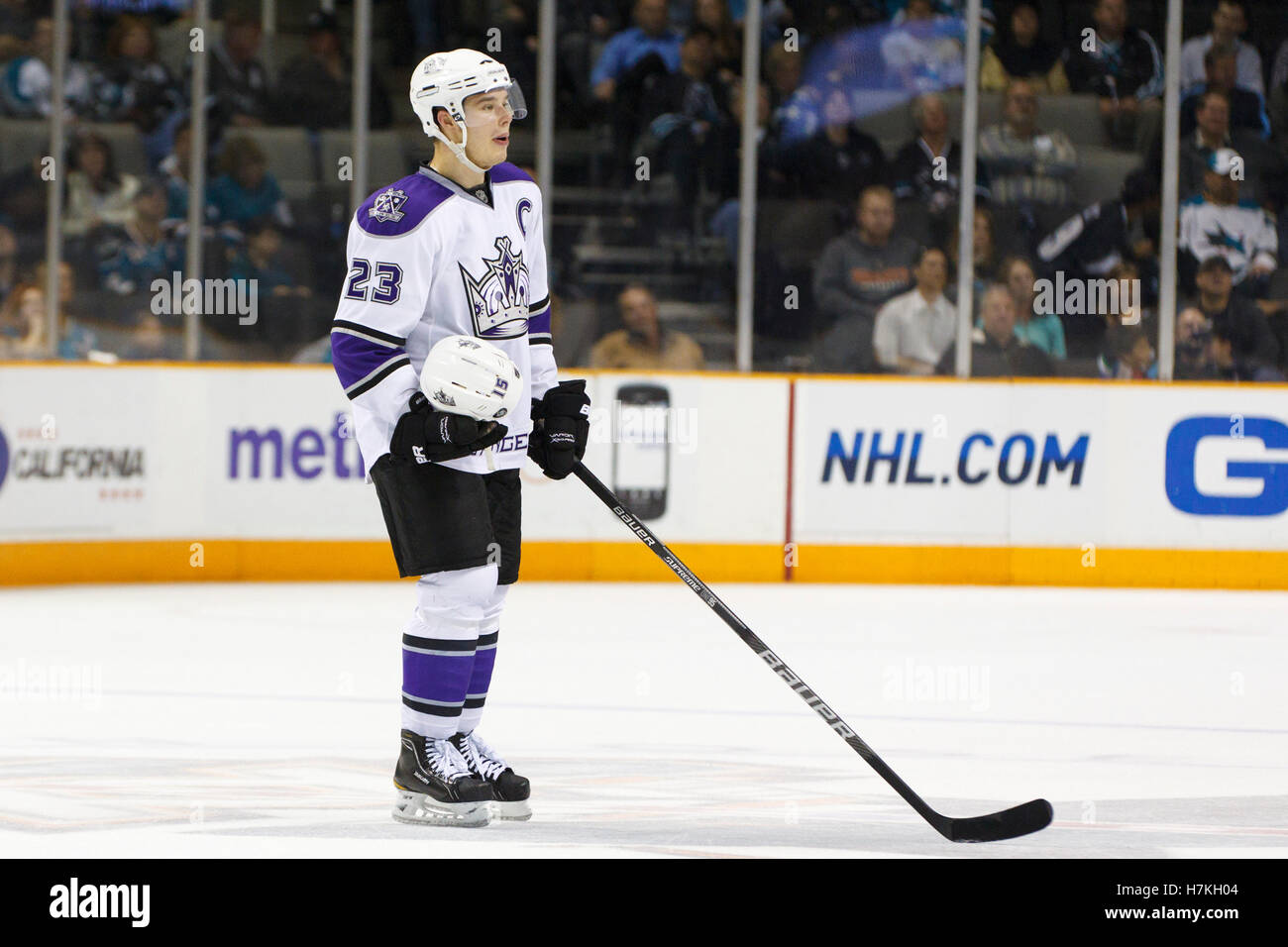4 avril 2011, San Jose, CA, USA ; Los Angeles Kings aile droite Dustin Brown (23) ramasse un casque du centre Brad Richardson (pas sur la photo) après une lutte contre les Sharks de San Jose au cours de la troisième période chez HP Pavilion. San Jose de Los Angeles défait 6-1. Banque D'Images