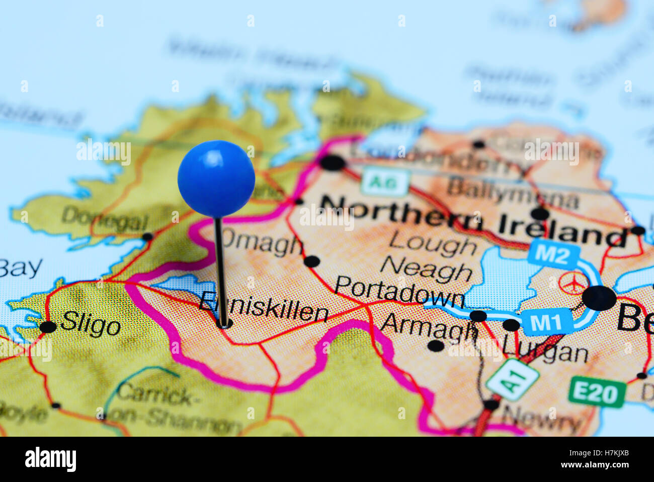 Enniskillen épinglée sur une carte de l'Irlande du Nord Banque D'Images