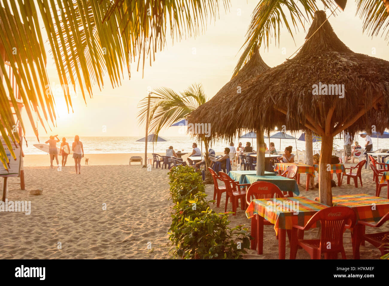 Coucher de soleil sur la plage de San Francisco ('San Pancho'), Nayarit, Mexique. REMARQUE : IMAGE D'ARCHIVAGE DE 2015. Le restaurant sur la plage a été rénové. Banque D'Images