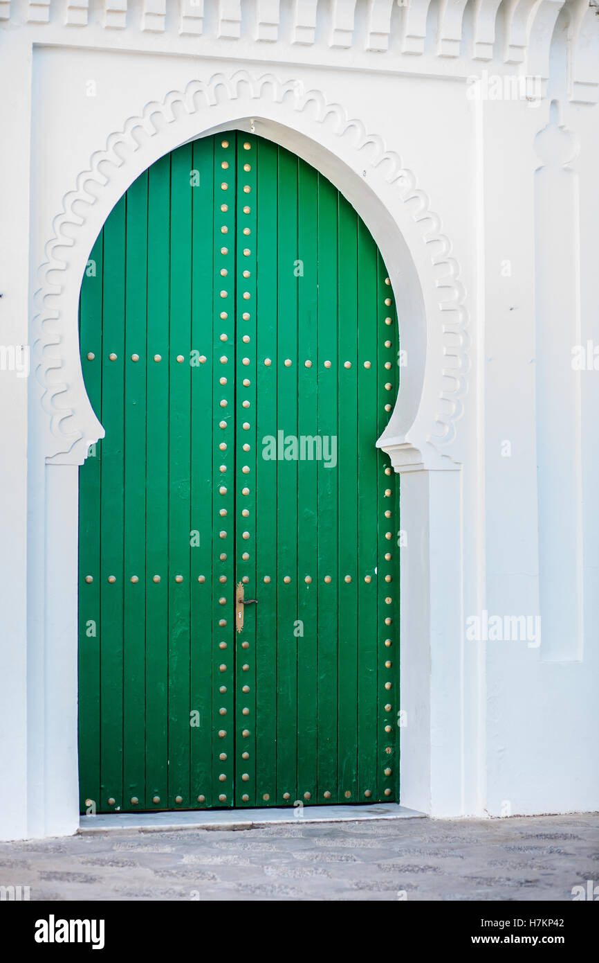 Style oriental massive porte verte dans un mur blanc Banque D'Images