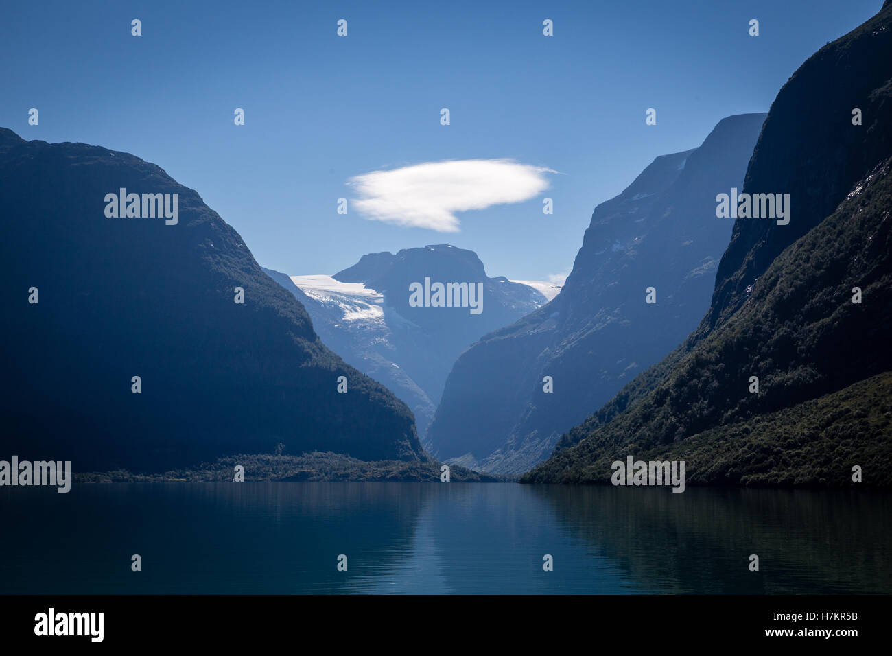 Vue sur Lac Lovatnet Kjenndalen vers le Glacier des Fjordlands norvégien  Photo Stock - Alamy