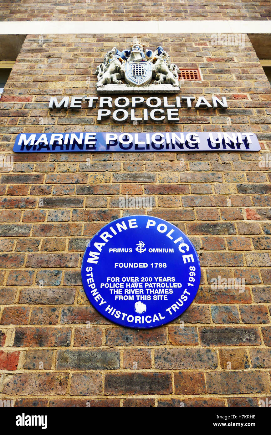 Signe devant le siège de la police métropolitaine, l'unité de police maritime Wapping High Street , Londres E1 Banque D'Images