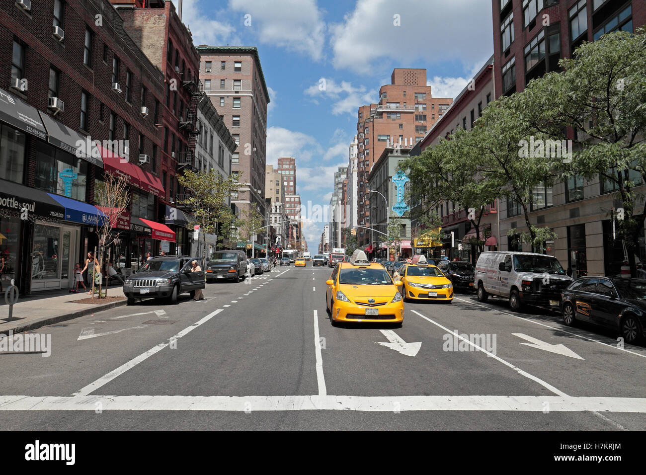 Les taxis jaunes de New York à tirer vers le haut les lumières sur Lexington Avenue et 81e E (St), Manhattan, New York City, United States. Banque D'Images