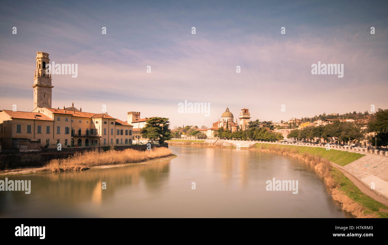 Vue panoramique sur le centre historique de Vérone, traversée par la rivière Adige. Banque D'Images