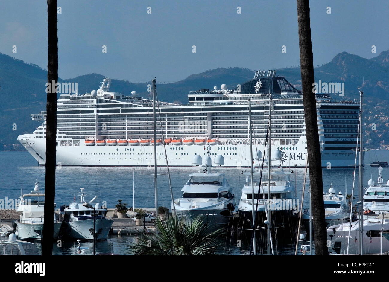 AJAXNETPHOTO. 2016. CANNES, FRANCE. - Côte D'AZUR RESORT - À L'OUEST À TRAVERS LA BAIE DE CANNES AVEC SUPER YACHTS ET VEDETTE À MOTEUR AMARRÉ À PORT PIERRE CANTO MARINA, le paquebot de croisière MSC FANTASIA ANCRÉ DANS LA BAIE. PHOTO:JONATHAN EASTLAND/AJAX REF:GX163110 6454 Banque D'Images
