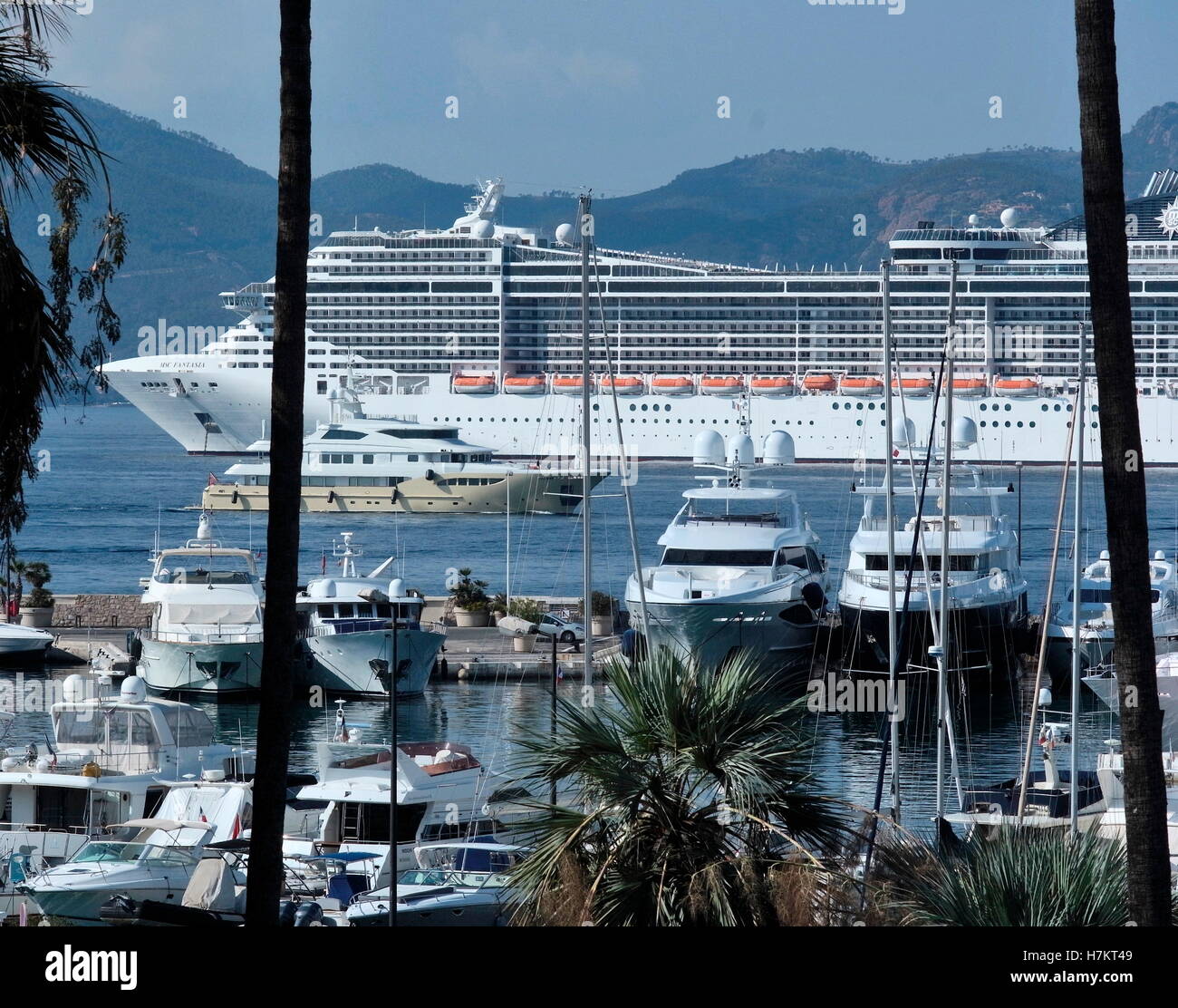 AJAXNETPHOTO. 2016. CANNES, FRANCE. - Côte D'AZUR RESORT - À L'OUEST À TRAVERS LA BAIE DE CANNES AVEC SUPER YACHTS ET VEDETTE À MOTEUR AMARRÉ À PORT PIERRE CANTO MARINA, le paquebot de croisière MSC FANTASIA ANCRÉ DANS LA BAIE. PHOTO:JONATHAN EASTLAND/AJAX REF:GX163110 6455 Banque D'Images