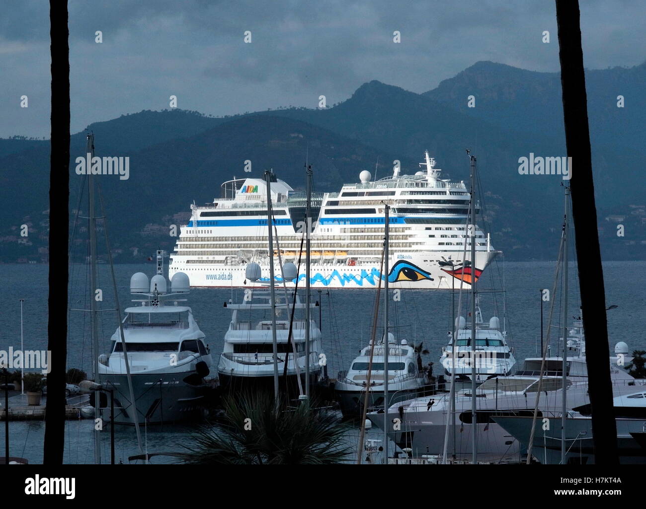 AJAXNETPHOTO. 2016. CANNES, FRANCE. - Côte D'AZUR RESORT - À L'OUEST À TRAVERS LA BAIE DE CANNES AVEC SUPER YACHTS ET VEDETTE À MOTEUR AMARRÉ À PORT PIERRE CANTO MARINA, LE RECOUVREMENT DE CROISIÈRE AIDA STELLA ANCRÉ DANS LA BAIE. PHOTO:JONATHAN EASTLAND/AJAX REF:GX163110 6459 Banque D'Images