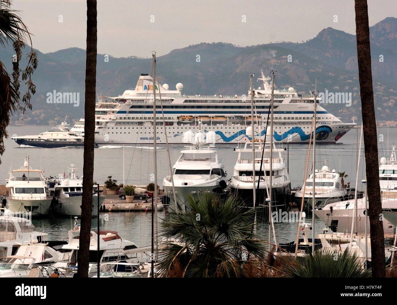 AJAXNETPHOTO. 2016. CANNES, FRANCE. - Côte D'AZUR RESORT - À L'OUEST À TRAVERS LA BAIE DE CANNES AVEC SUPER YACHTS ET VEDETTE À MOTEUR AMARRÉ À PORT PIERRE CANTO MARINA, LE RECOUVREMENT DE CROISIÈRE AIDA AURA ANCRÉ DANS LA BAIE. PHOTO:JONATHAN EASTLAND/AJAX REF:GX163110 6473 Banque D'Images