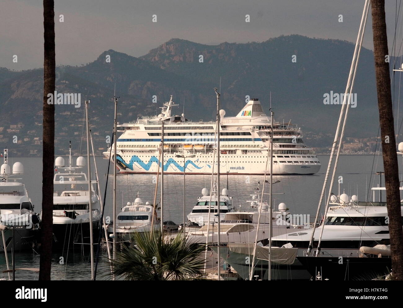 AJAXNETPHOTO. 2016. CANNES, FRANCE. - Côte D'AZUR RESORT - À L'OUEST À TRAVERS LA BAIE DE CANNES AVEC SUPER YACHTS ET VEDETTE À MOTEUR AMARRÉ À PORT PIERRE CANTO MARINA, LE RECOUVREMENT DE CROISIÈRE AIDA AURA ANCRÉ DANS LA BAIE. PHOTO:JONATHAN EASTLAND/AJAX REF:GX163110 6477 Banque D'Images