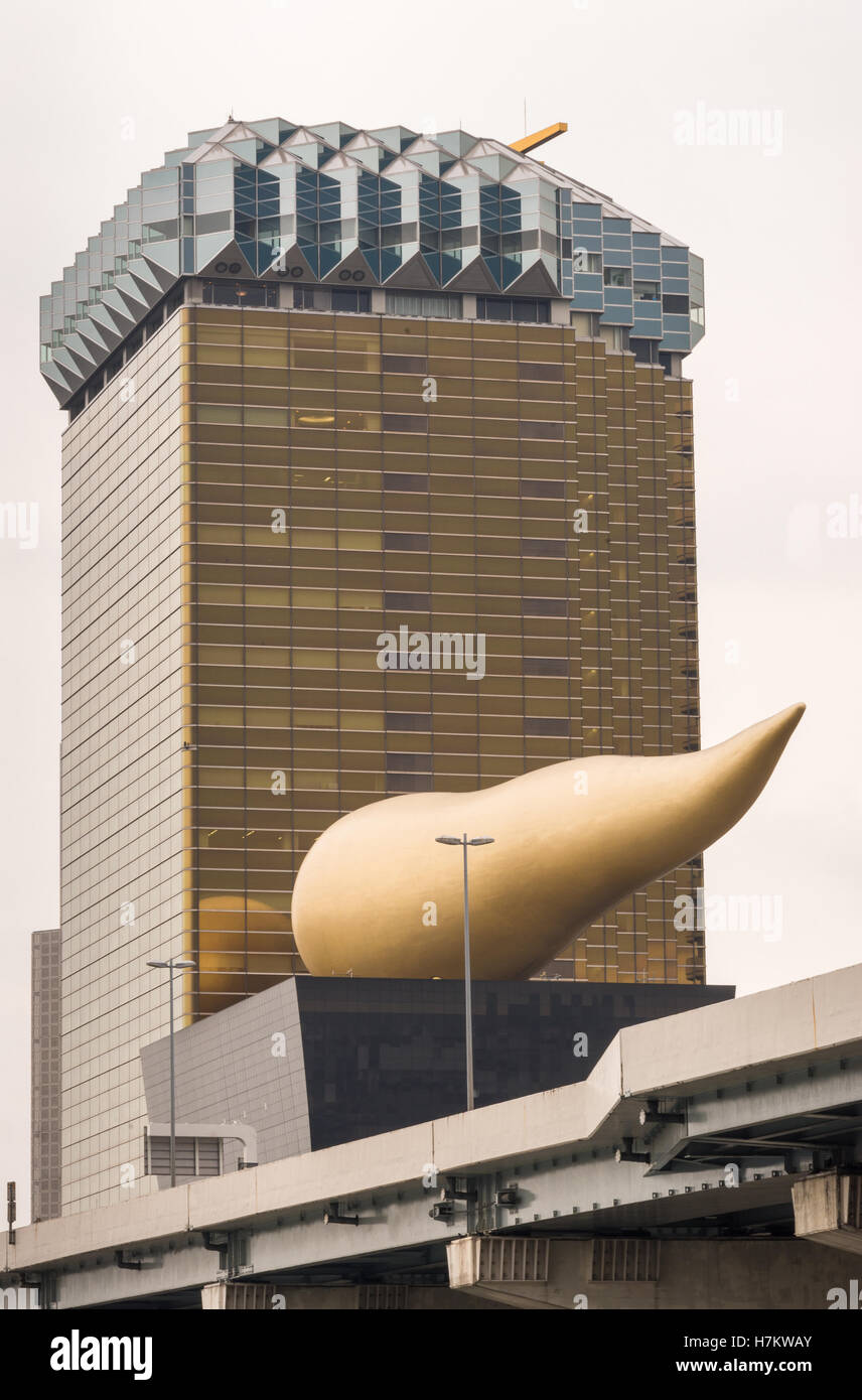 Les deux bâtiments Asahi contre ciel gris. Banque D'Images