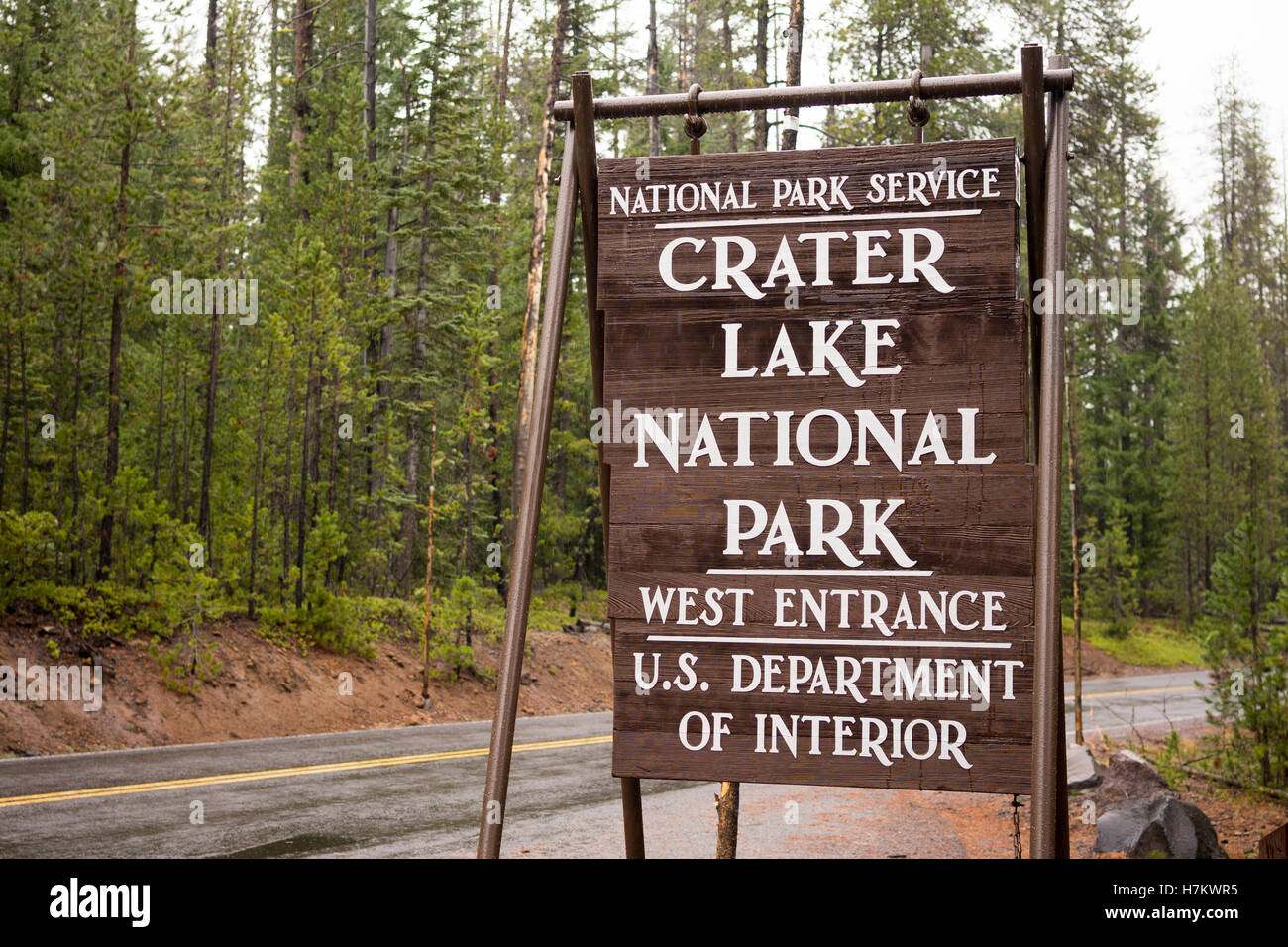 Une enseigne temporaire qui marque l'entrée de Crater Lake United States Banque D'Images