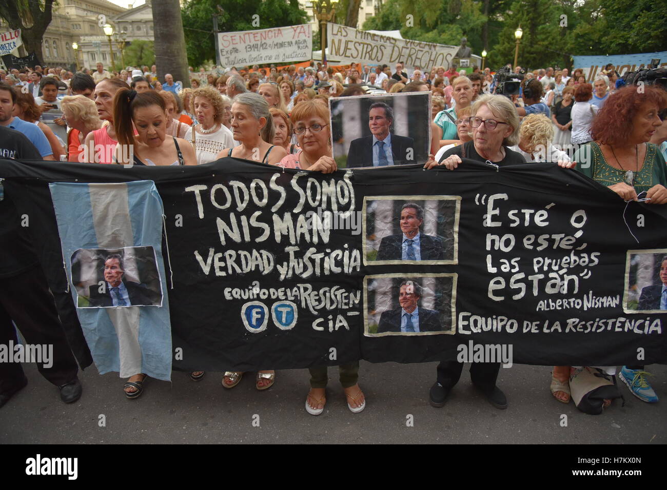 Buenos Aires, Argentine. 18 févr., 2016. Les gens s'unissent pour réclamer justice après la mort d'un procureur spécial Alberto Nisman. Banque D'Images