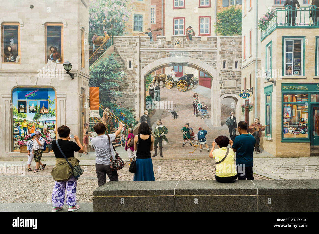Les touristes de l'extraction de l'Asie en prenant des photographies en face de la fresque pour la population du Québec, "la ville de Québec", Québec, Canada Banque D'Images