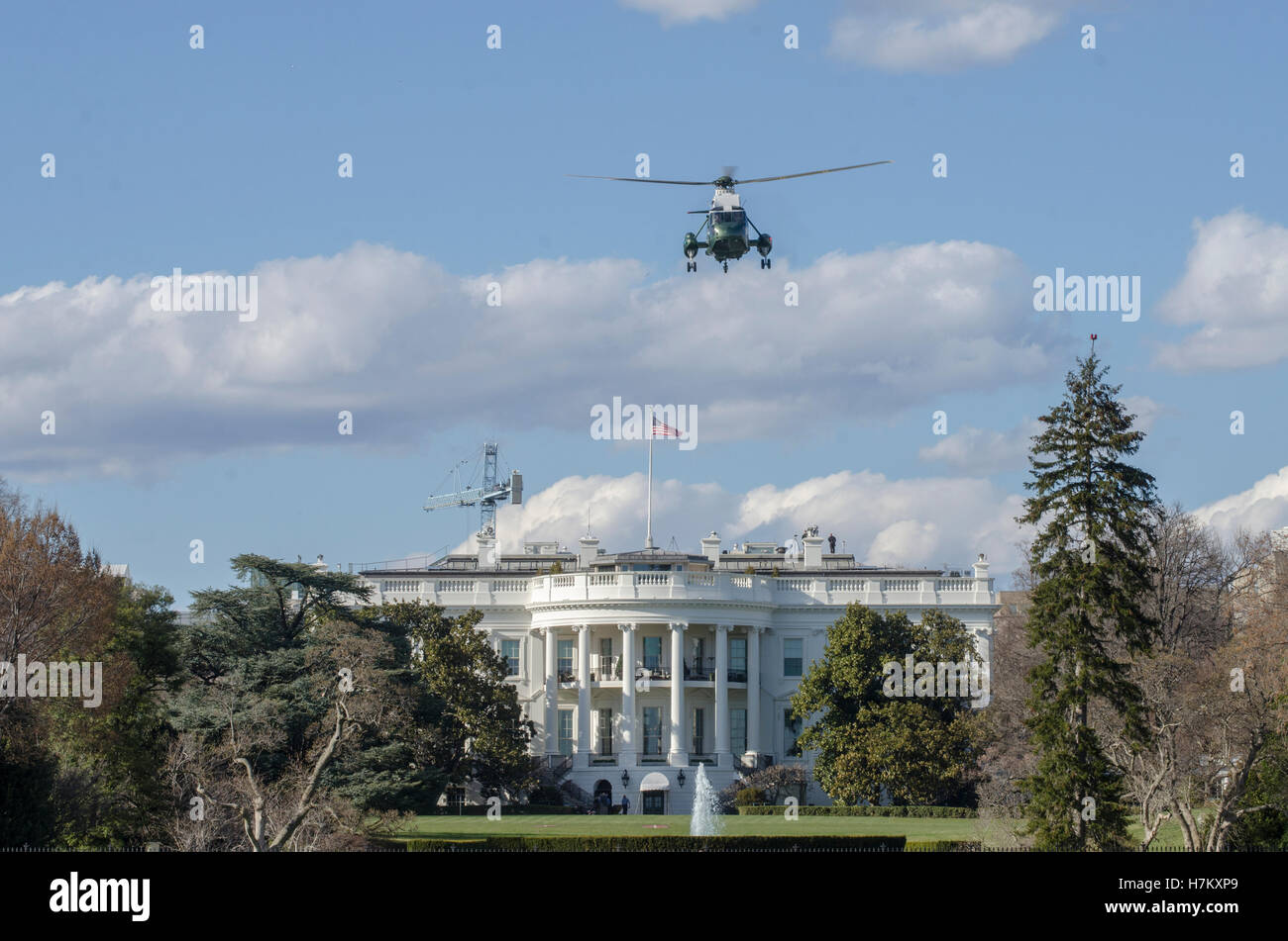 Aperçu de l'ensemble d'un hélicoptère maritime de quitter la Maison Blanche. Banque D'Images
