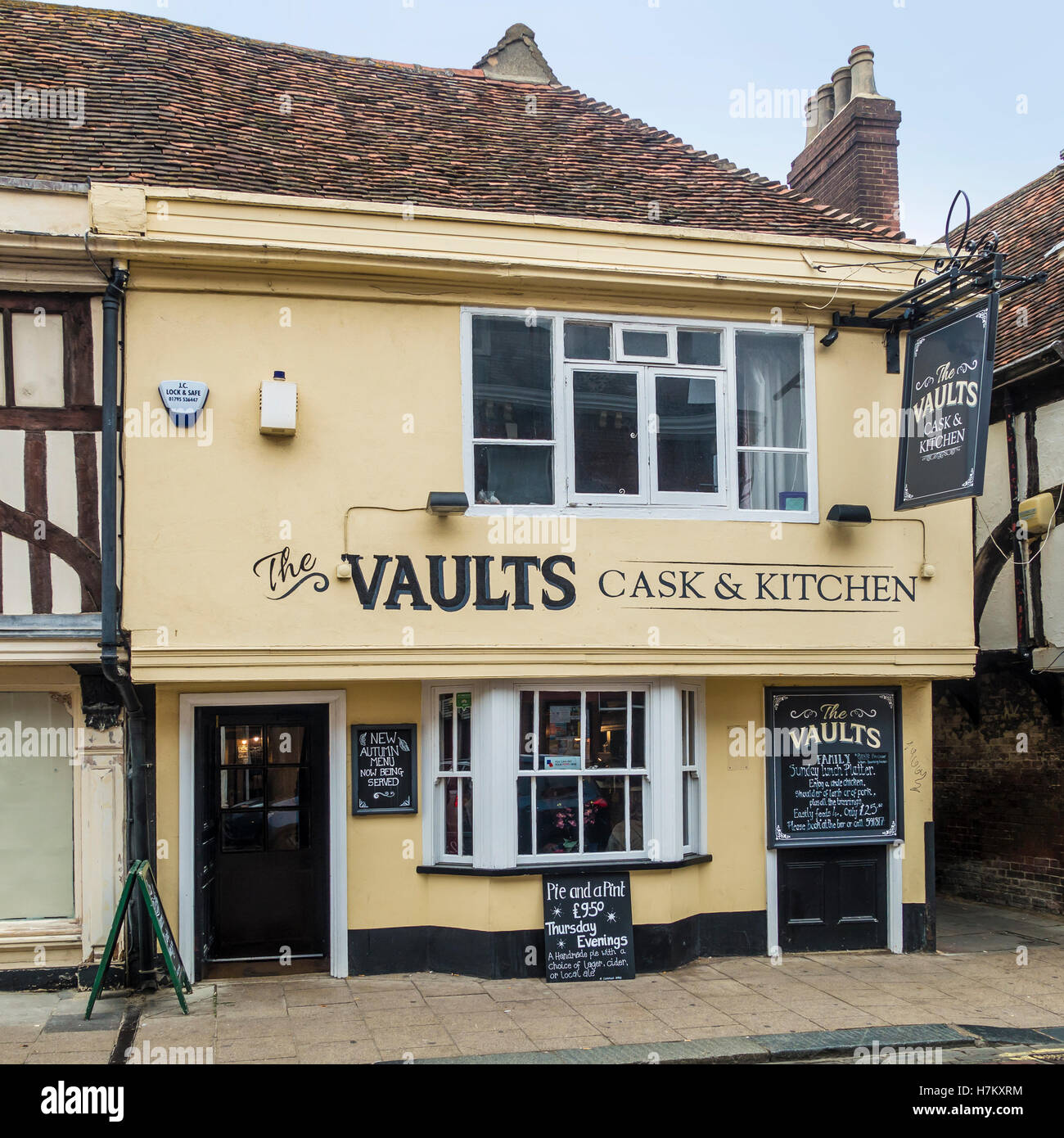 Les Voûtes Pub Restaurant Preston Street Faversham Kent England Banque D'Images