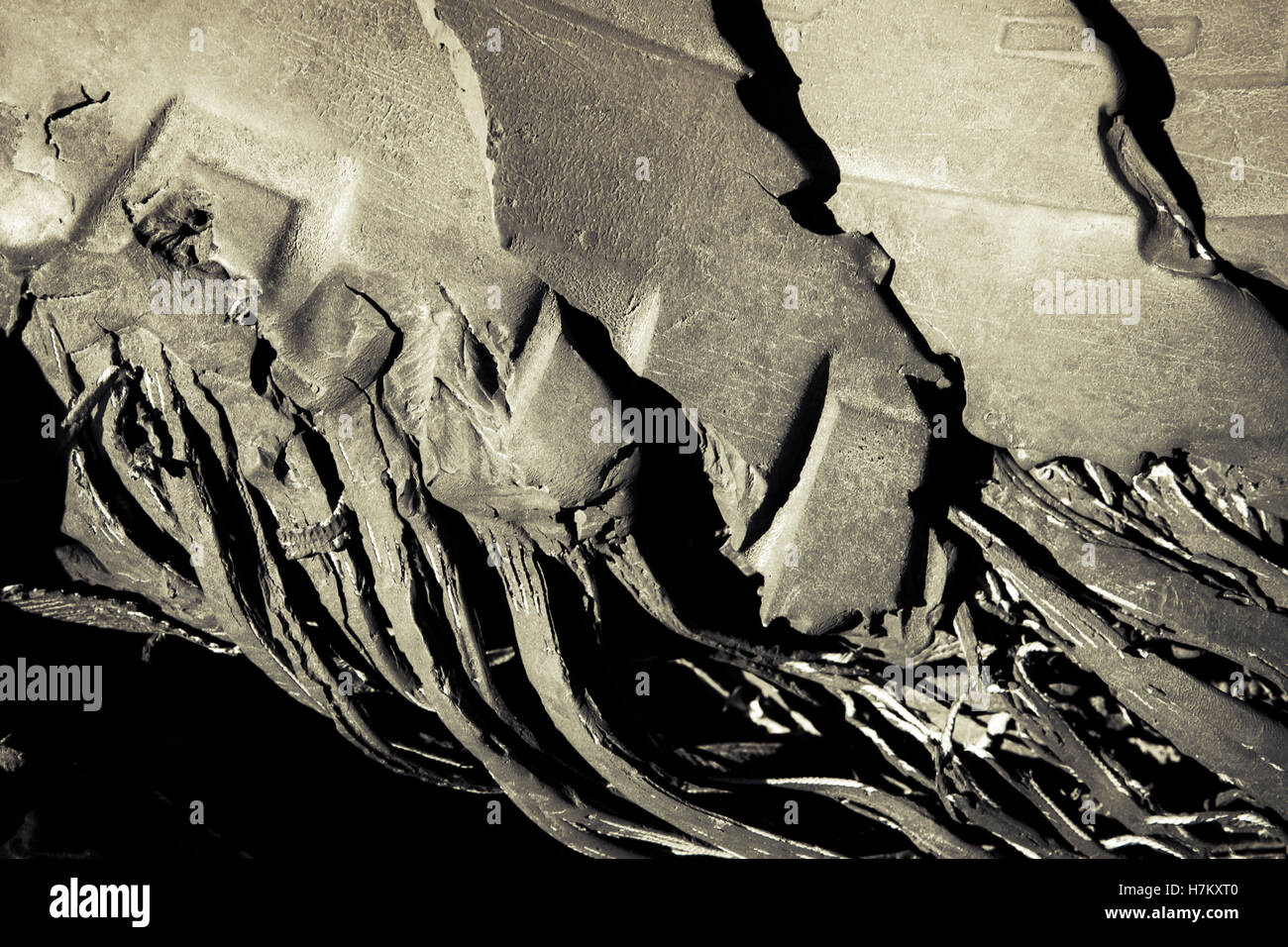 Close up macro d'une pneus de caoutchouc déchiquetés en monochrome avec une profonde shaddows pour un résumé. Banque D'Images