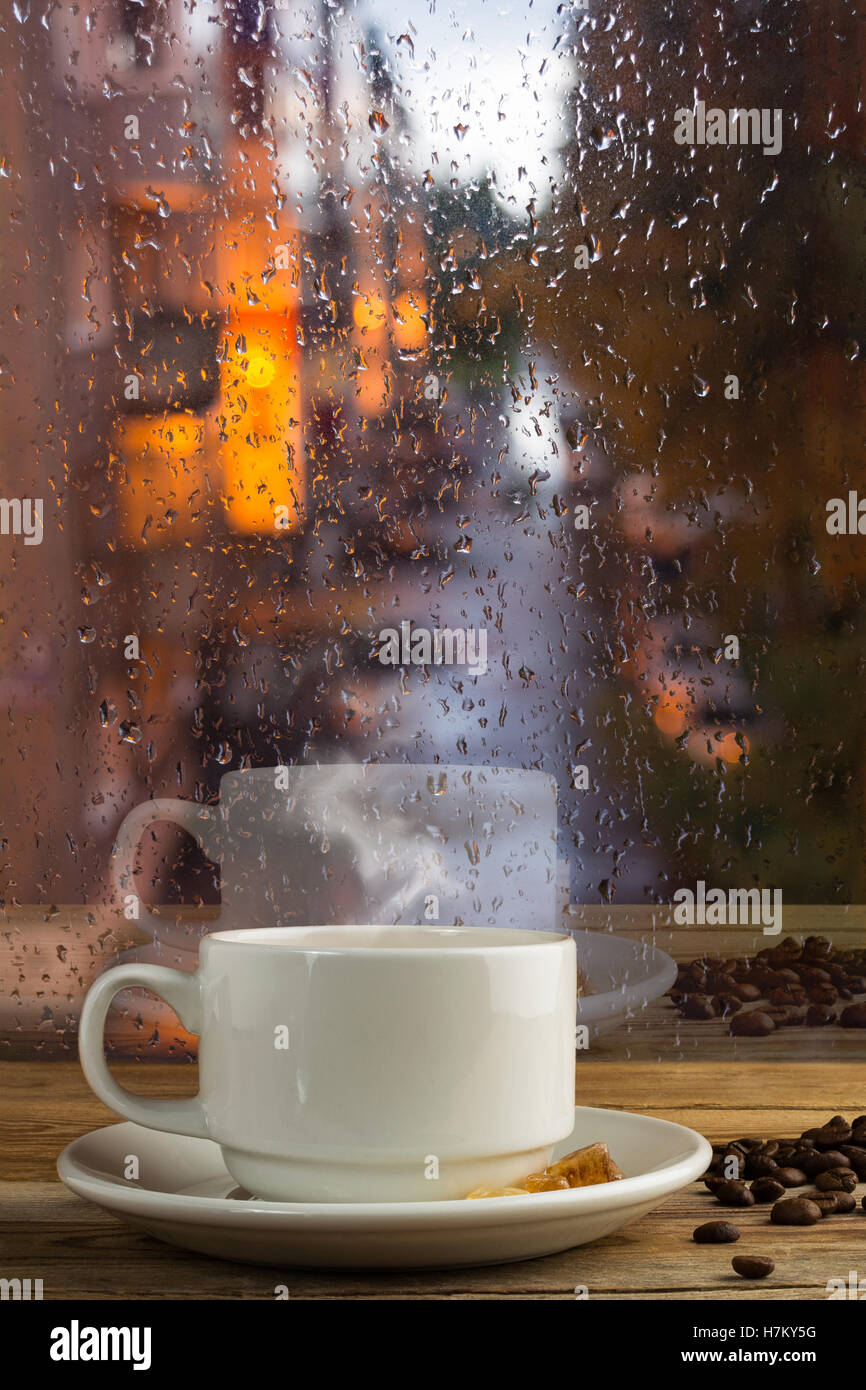 Tasse de café fort pluvieux sur l'arrière-plan de la fenêtre. Tasse de café  fort. Voir à travers la vitre en jour de pluie Photo Stock - Alamy