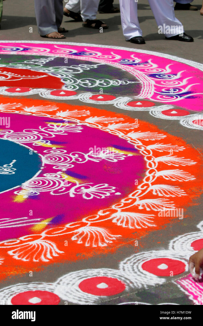 Rangoli (Couleur) Tapis-indiennes décorer leur chambre, les routes lors de festivals Banque D'Images