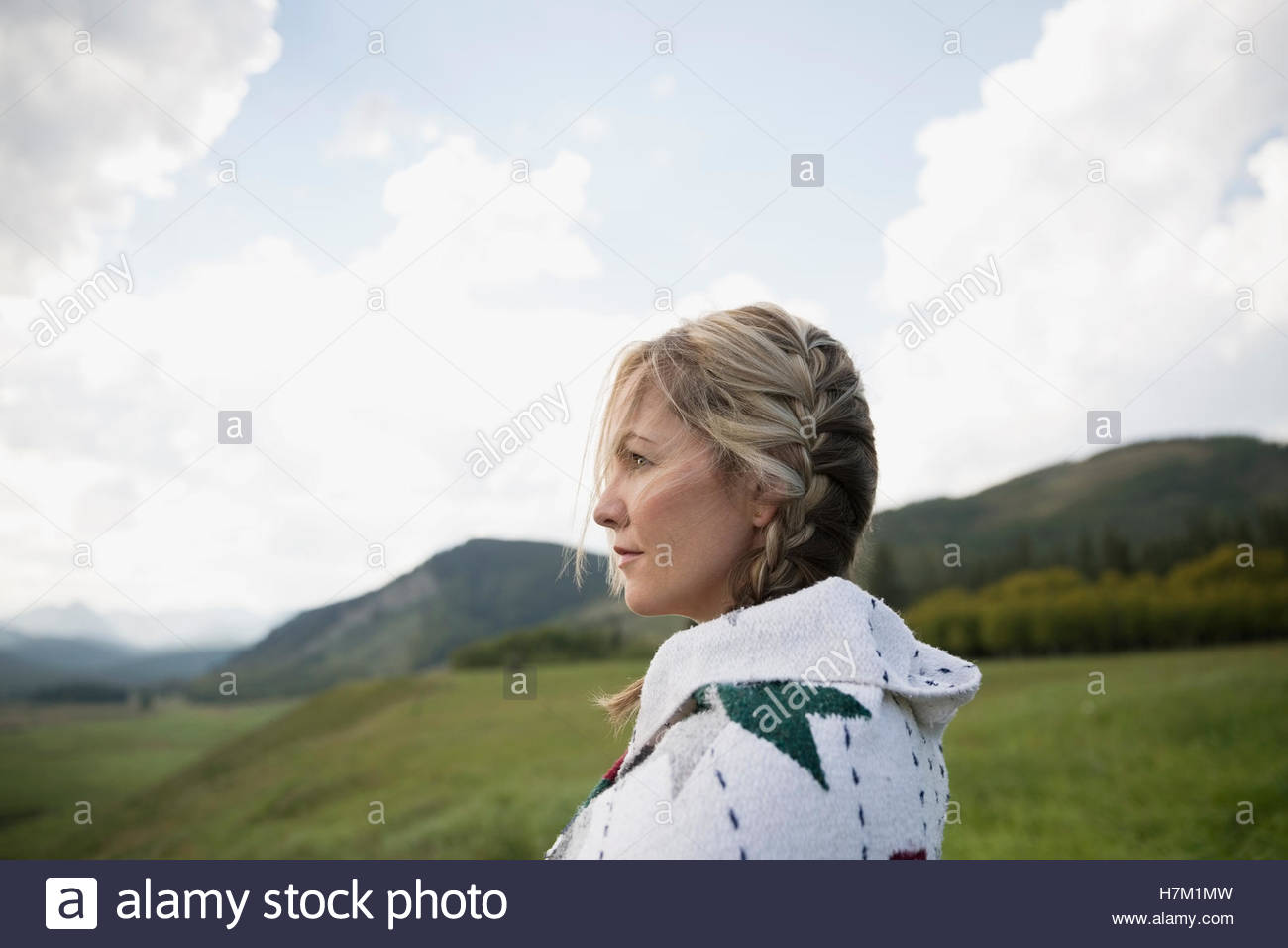 Femme blonde tresse avec enveloppé dans une couverture dans les régions rurales éloignées domaine Banque D'Images