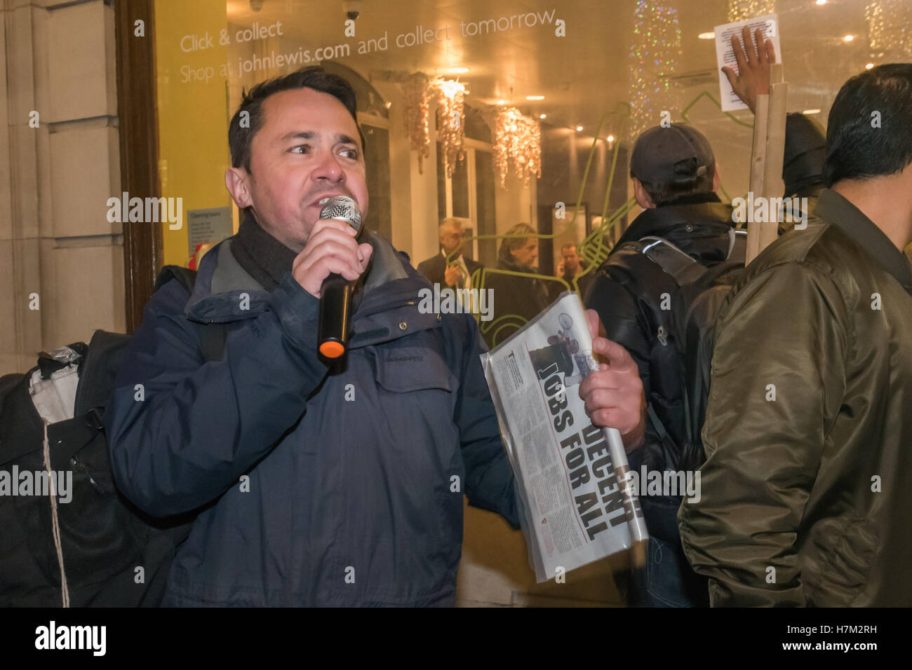 Londres, Royaume-Uni. 5e novembre 2016. Réseau national des délégués du Président Rob Williams parle à l'extérieur d'une fenêtre où les clients sont la collecte de leurs ordres de John Lewis. Syndicat des nettoyeurs United Voices de l'Organisation mondiale de la demande et de supports que l'entreprise de traiter ses cleaners équitablement sur la même base que les autres membres du personnel qui y travaillent. Crédit : Peter Marshall/Alamy Live News Banque D'Images