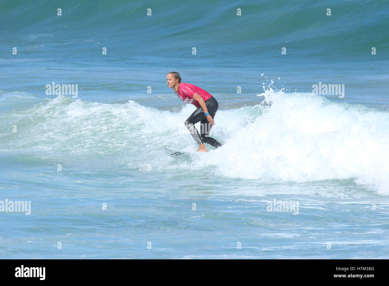 Sydney, Australie. 6 novembre 2016. La garniture de plage au Festival International plage de Cronulla Nord était le QS6000 Sydney International Womens Pro qualifying series compétition de surf. Crédit : Richard Milnes/Alamy Live News Banque D'Images