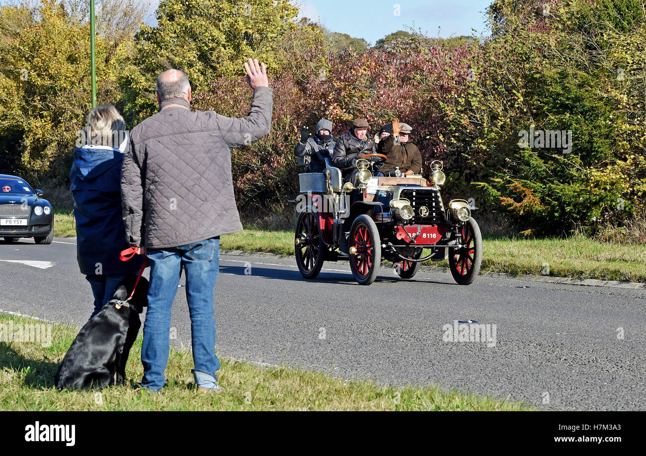 Pycombe Sussex, UK. Nov 6, 2016. Spectateurs regarder les premiers arrivants à Pycombe juste au nord de Brighton qu'ils prennent part à l'Bonhams Londres à Brighton Veteran Car Run dans le magnifique soleil d'automne ce matin Crédit : Simon Dack/Alamy Live News Banque D'Images