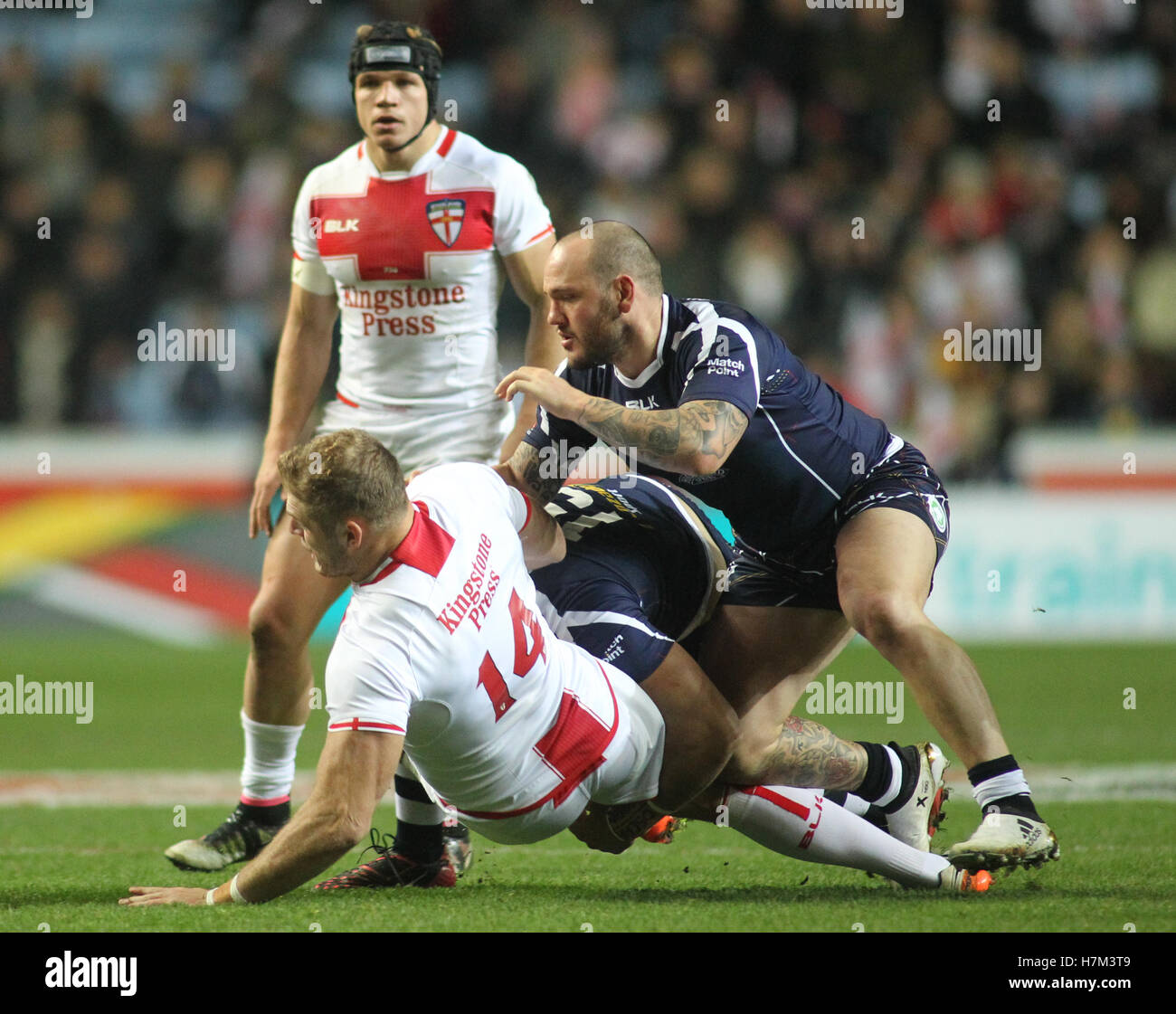 Ricoh Arena, Coventry, Royaume-Uni. 5ème Nov, 2016. L'Angleterre contre l'Ecosse lors de la Ladbrokes 2016 match des Quatre Nations. Thomas Burgess, de l'Angleterre abordé par Dale Ferguson (R) de l'Écosse au cours de la 2016 Ladbrokes Quatre Nations Crédit : Stephen Gaunt/Touchlinepics.com/Alamy Live News Banque D'Images