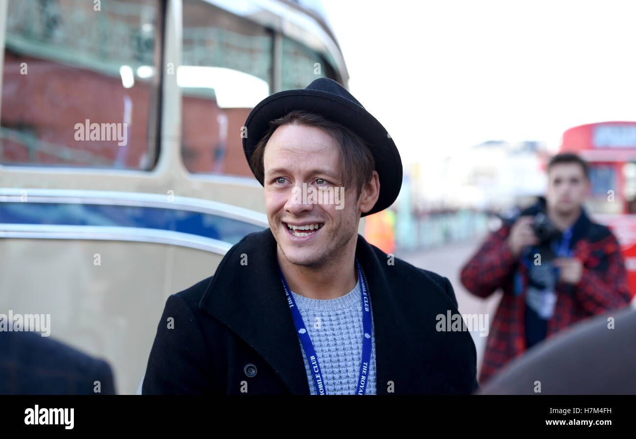 Brighton, Sussex, UK. Nov 6, 2016. Kevin Clifton l'un des danseurs professionnels de Strictly Come Dancing sur la ligne d'arrivée de l'Bonhams Londres à Brighton Veteran Car Run dans Madeira Drive Brighton Crédit : Simon Dack/Alamy Live News Banque D'Images