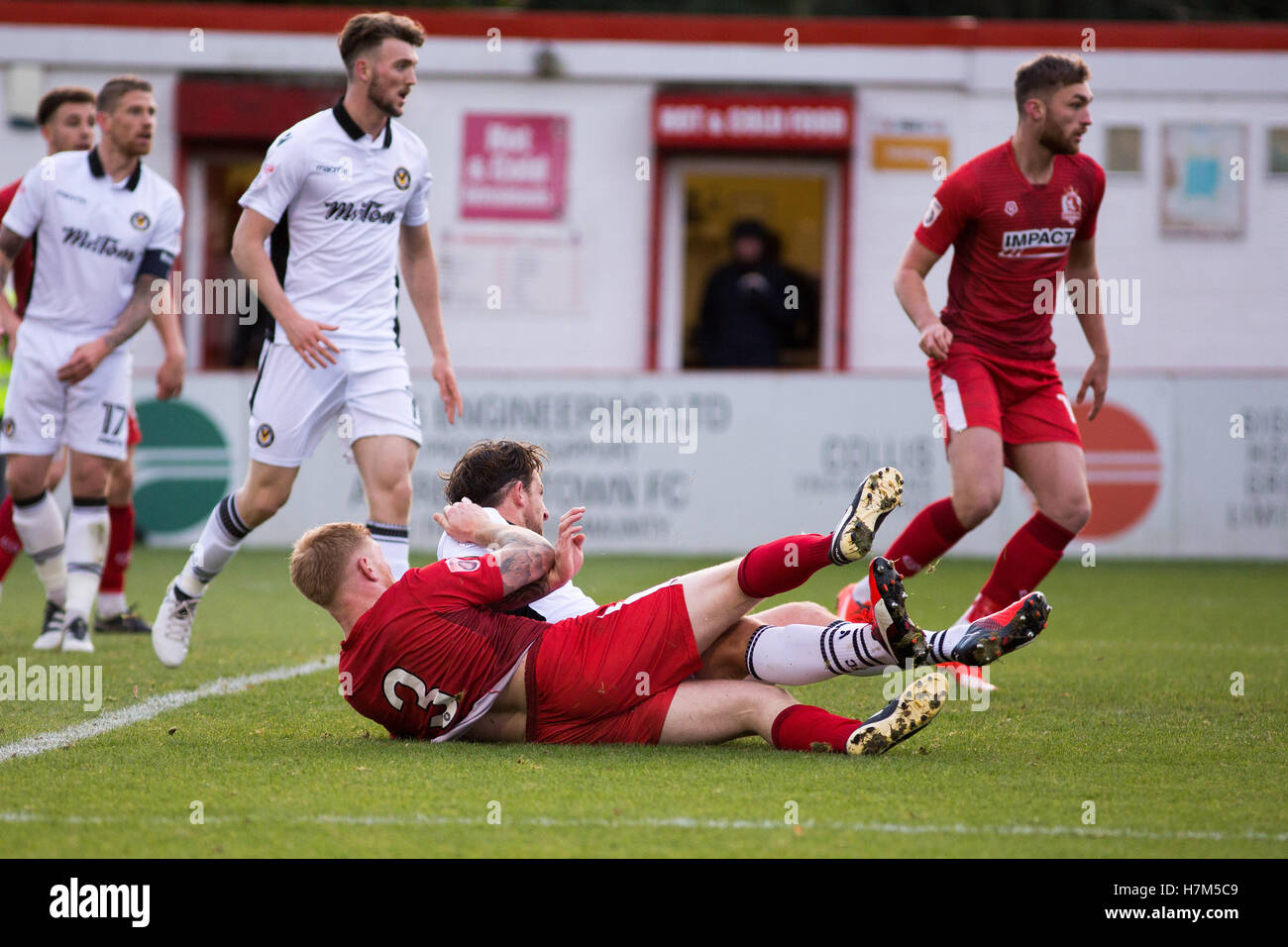 Worksop, Royaume-Uni. 06 Nov, 2016. Terry Kennedy (3) de Worksop Town marque un égaliseur scrappy dans la FA Cup match unis entre Alfreton Ville et Comté de Newport au Impact Arena le Novembre 06 2016 à Alfreton, Derbyshire, Royaume-Uni. Credit : James Wilson/Alamy Live News Banque D'Images