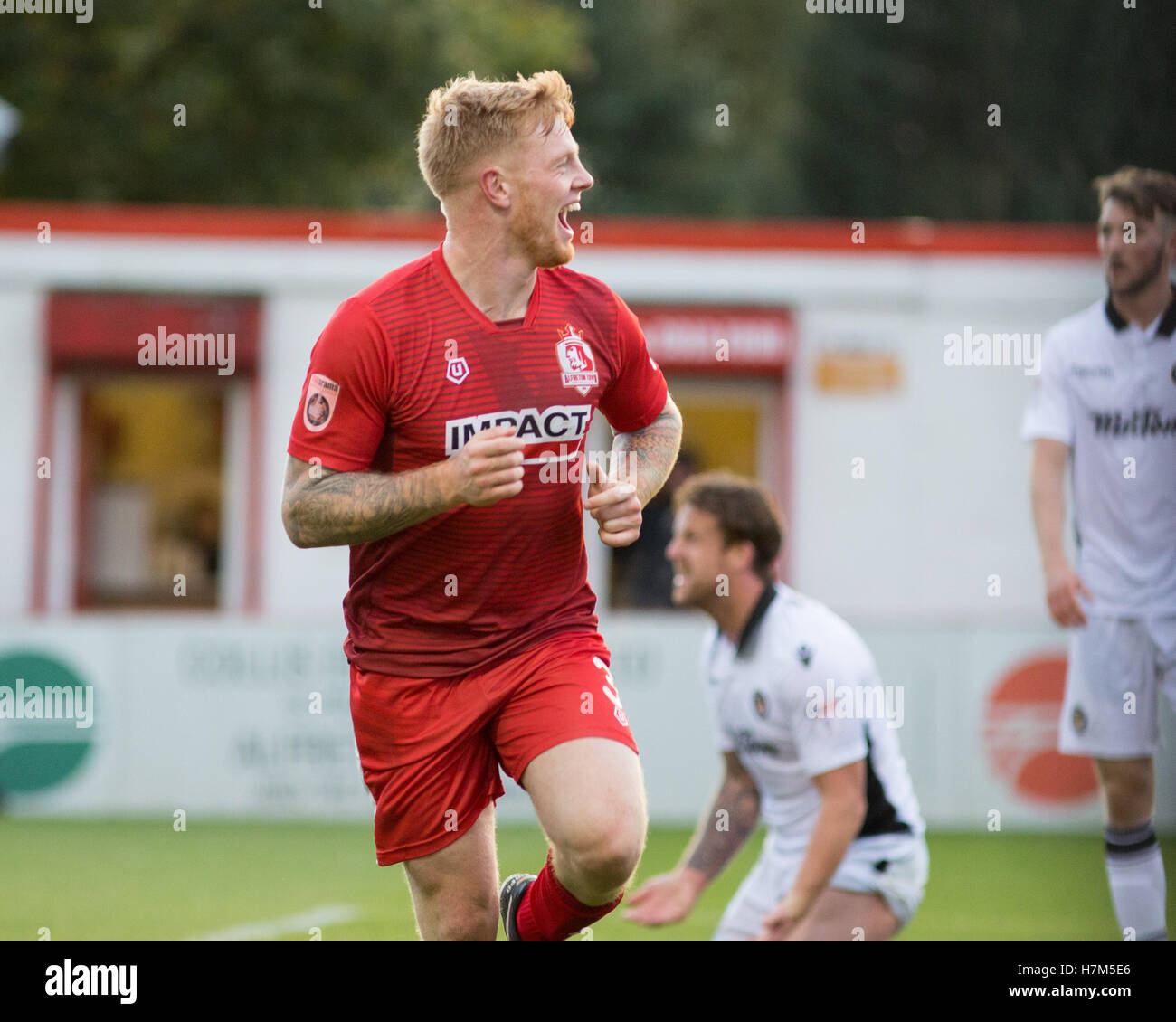 Worksop, Royaume-Uni. 06 Nov, 2016. Terry Kennedy de Worksop Town célèbre dans la notation l'Unis FA Cup match entre Alfreton Ville et Comté de Newport au Impact Arena le Novembre 06 2016 à Alfreton, Derbyshire, Royaume-Uni. Banque D'Images