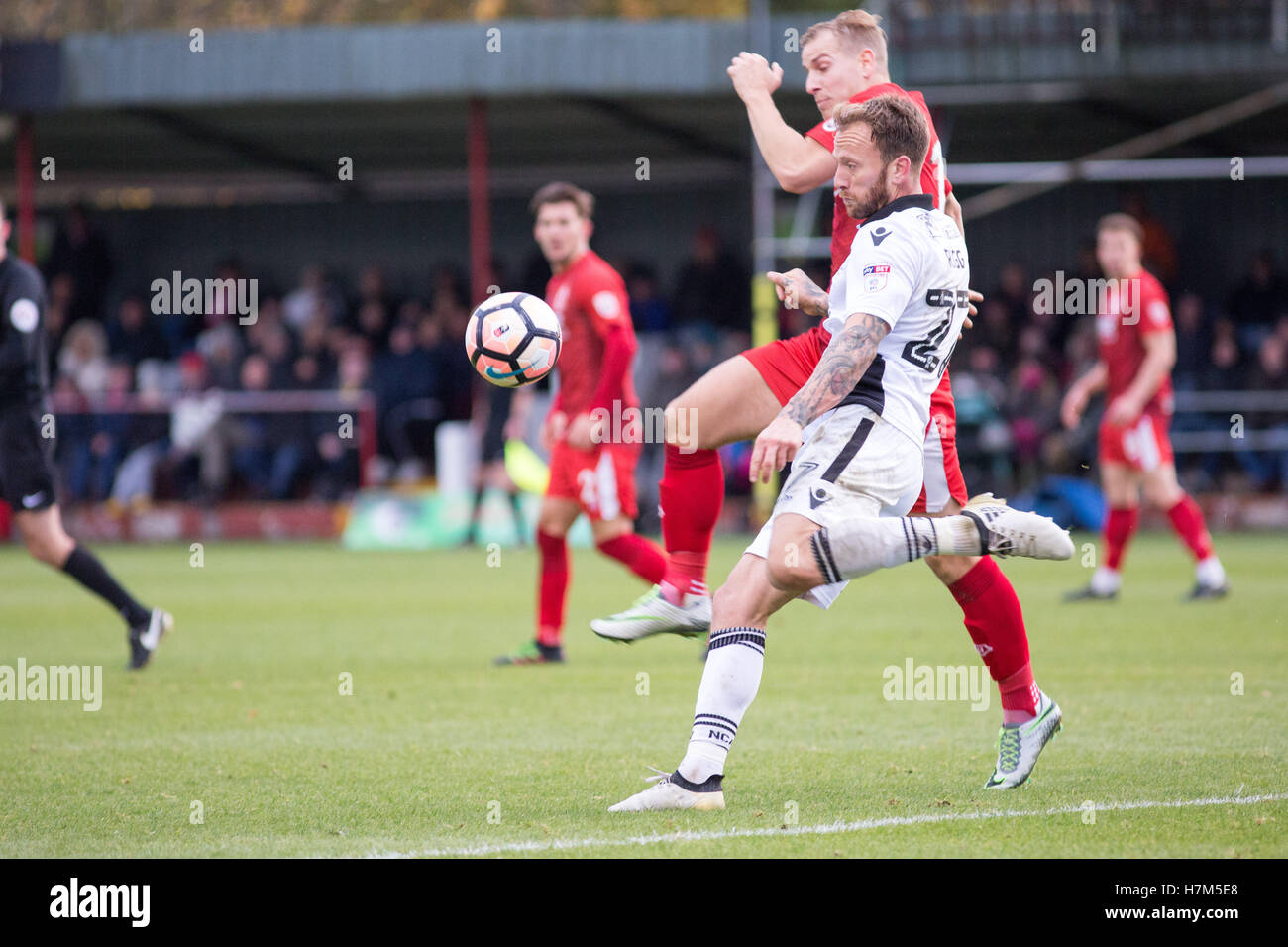 Worksop, Royaume-Uni. 06 Nov, 2016. Rigg (27) du comté de Newport efface la balle au cours de la FA Cup match unis entre Alfreton Ville et Comté de Newport au Impact Arena le Novembre 06 2016 à Alfreton, Derbyshire, Royaume-Uni. Banque D'Images