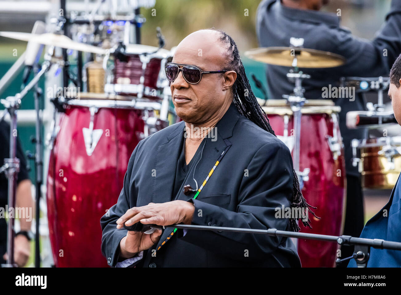 Kissimmee, Floride, USA. 06 Nov, 2016. Stevie Wonder joue lors de la campagne du Président Barack Obama rally pour Hillary Clinton le dimanche 6 novembre 2016, à l'Heritage Park à Kissimmee, Floride. Crédit : l'accès Photo/Alamy Live News Banque D'Images