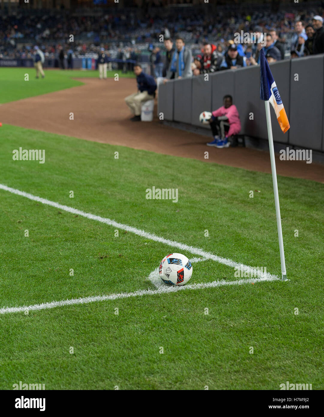 New York, États-Unis. 06 Nov, 2016. New York, NY USA - 6 novembre 2016 : le football au coin pendant la conférence de l'Est Coupe MLS demi-finale entre Toronto FC et FC au Yankee Stadium de New York Toronto gagne 5 - 0 Crédit : lev radin/Alamy Live News Banque D'Images