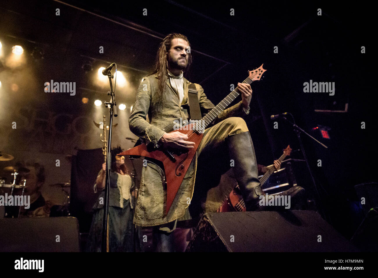 Toronto, Ontario, Canada. Nov 6, 2016. Le groupe de death metal italien 'Fleshgod Apocalypse' effectué à la Phoenix Concert Theatre à Toronto. Membres du groupe : TOMMASO RICCARDI, Paolo Rossi, CRISTIANO TRIONFERA, FRANCESCO PAOLI, FRANCESCO FERRINI Crédit : Igor/Vidyashev ZUMA Wire/Alamy Live News Banque D'Images