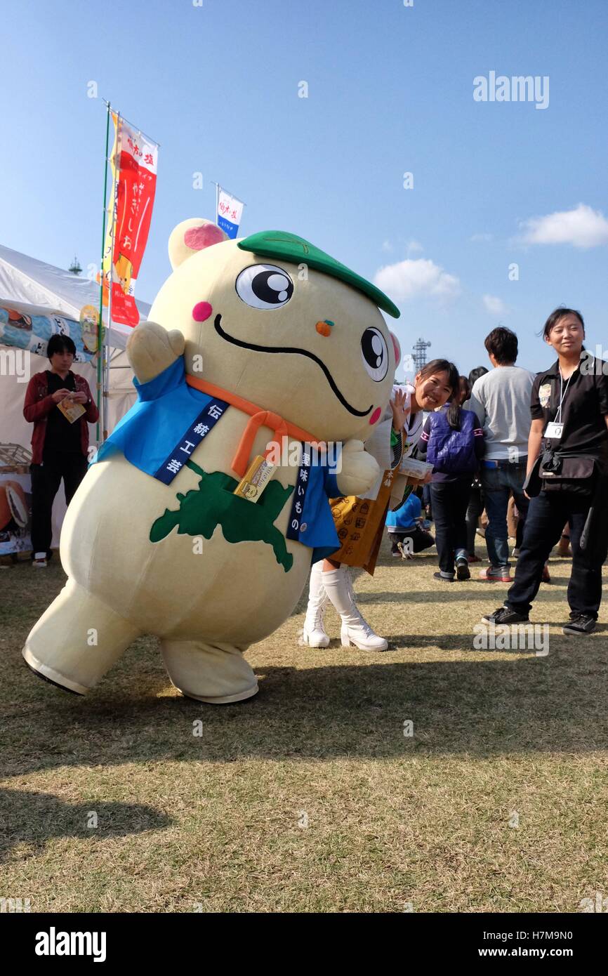 Les caractères japonais à l'Yuru-Kyara mascotte Grand Prix le 6 novembre 2016, à Matsuyama, Japon. Cute Cuddly Les mascottes sont très populaires au Japon et les deux entreprises et les autorités locales de les utiliser pour promouvoir leurs produits et leur région. Le Yuru-Kyara Grand Prix est un événement annuel, tenu pour la première fois en 2010, rassemble plus de 1000 icônes de toutes les régions du pays. Les visiteurs de l'événement sont en mesure de voter pour leur personnage préféré et chaque année, un gagnant est choisi. © Rod Walters/AFLO/Alamy Live News Banque D'Images